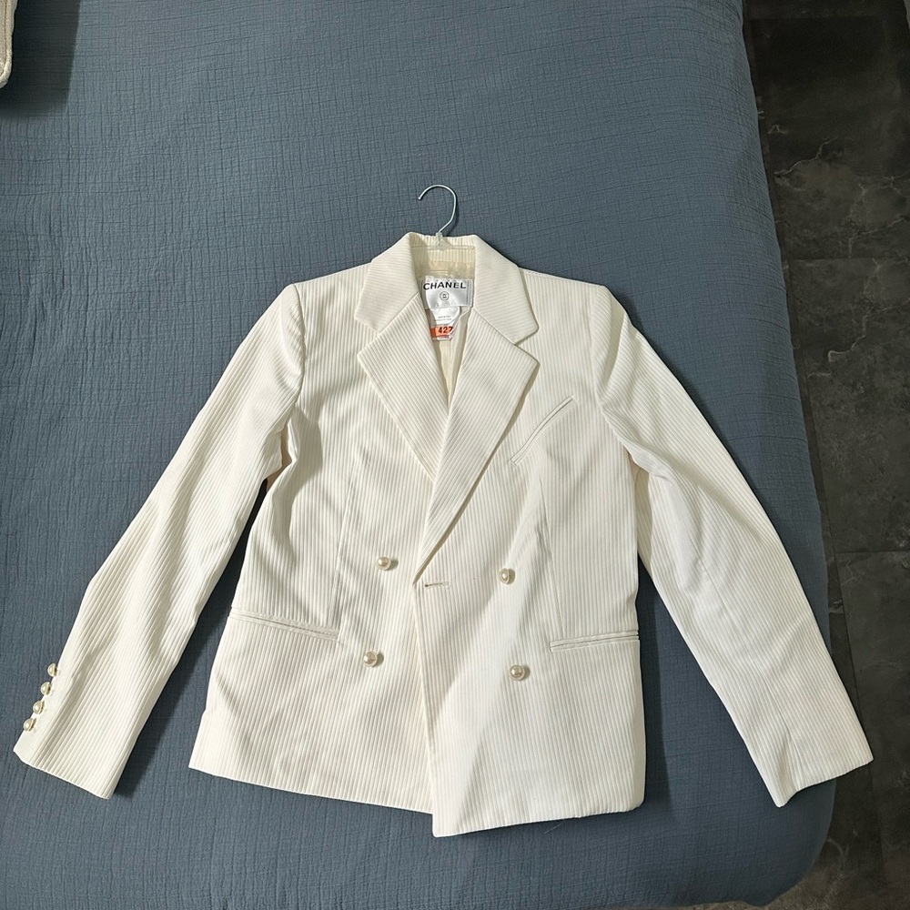 CHANEL Elegant Cream Blazer